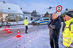Unter den Augen von Bürgermeister Tim Brockmann hatte die Polizei am ersten Tag des Verkehrsversuchs die Kontrolle der Einfahrt in den Lohmühlenweg übernommen.