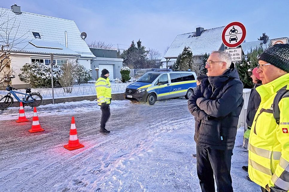 Unter den Augen von Bürgermeister Tim Brockmann hatte die Polizei am ersten Tag des Verkehrsversuchs die Kontrolle der Einfahrt in den Lohmühlenweg übernommen.