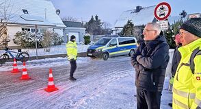 Unter den Augen von Bürgermeister Tim Brockmann hatte die Polizei am ersten Tag des Verkehrsversuchs die Kontrolle der Einfahrt in den Lohmühlenweg übernommen.