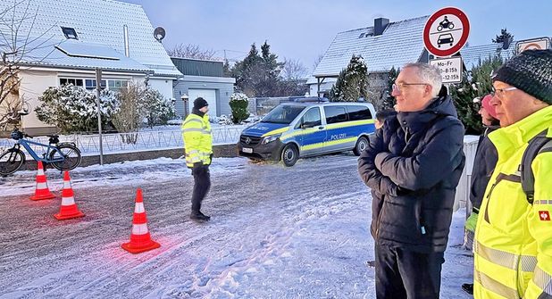 Unter den Augen von Bürgermeister Tim Brockmann hatte die Polizei am ersten Tag des Verkehrsversuchs die Kontrolle der Einfahrt in den Lohmühlenweg übernommen.
