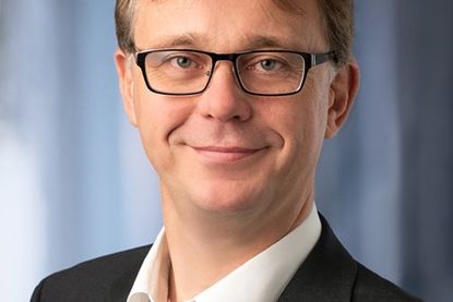 Karsten Wittorf, Leitung der Filiale in Lensahn, freut sich über die Modernisierung. (Foto: Sparkasse Holstein)