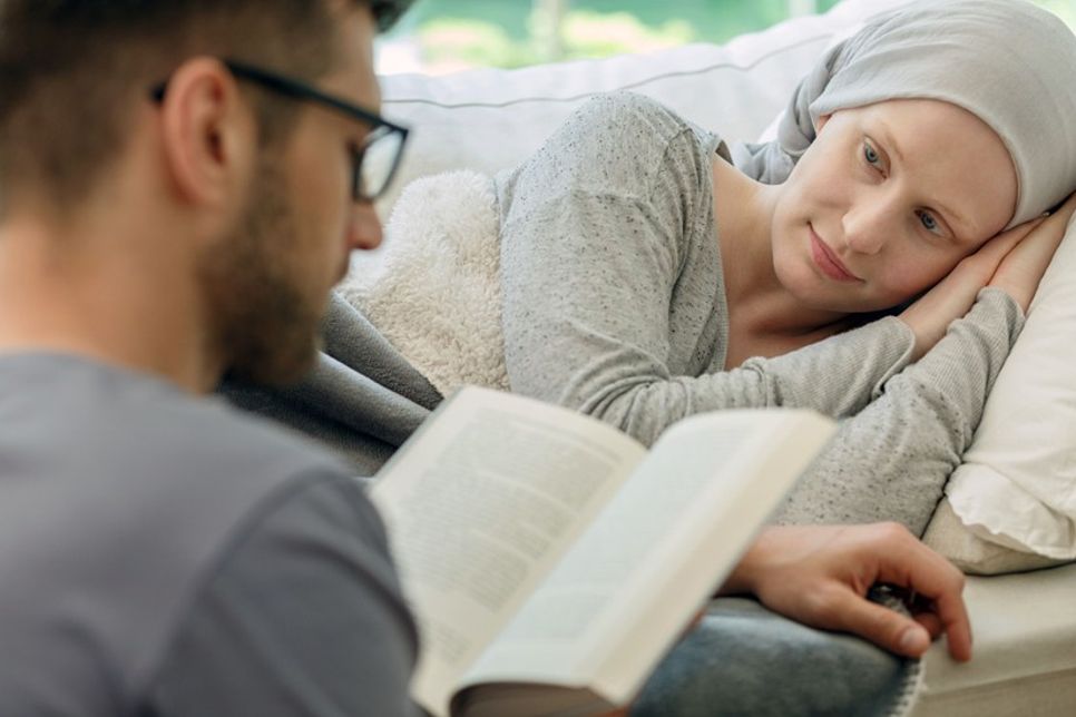 Bei der Hospizarbeit geht es darum, sterbenskranken Menschen Zuwendung zu schenken - beispielsweise, indem man ihnen vorliest. Foto: DJD/Deutscher Hospiz- und PalliativVerband/Katarzyna Bialasiewicz - stock.adobe.com