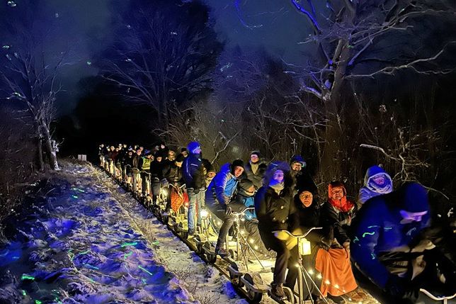 Die illuminierten Draisinen rollten durch die Winterandschaft.