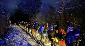 Die illuminierten Draisinen rollten durch die Winterandschaft.
