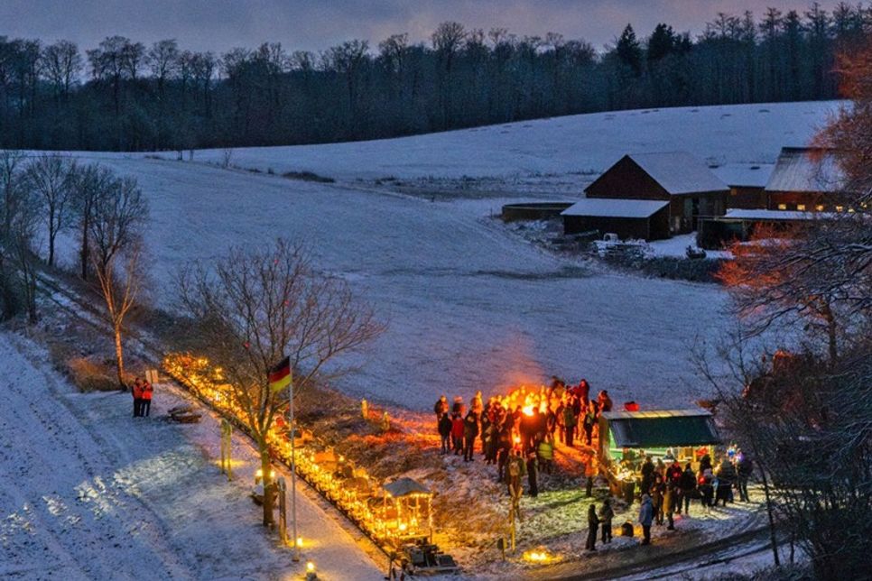 Bei Flehm genossen die Teilnehmer der Lichtertour eine gemütliche Punsch-Pause.