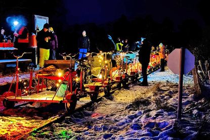 Die illuminierten Draisinen rollten durch die Winterandschaft.