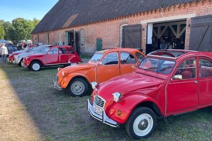 Der Oldtimer-Club „Ostseeenten“ bringt mit seinen klassischen Citroën 2CV-Modellen nostalgisches Flair auf das Gelände.