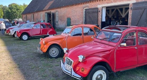 Der Oldtimer-Club „Ostseeenten“ bringt mit seinen klassischen Citroën 2CV-Modellen nostalgisches Flair auf das Gelände.
