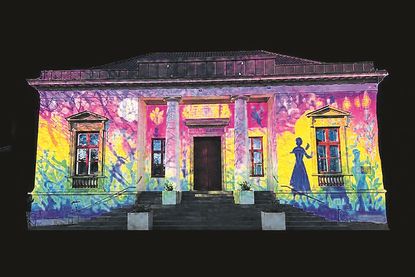 Ab 22 Uhr wird die Fassade des Neustädter Rathauses bei einem spektakulären Video-Mapping zur Projektionsfläche für Licht, Farben und bewegte Bilder.
