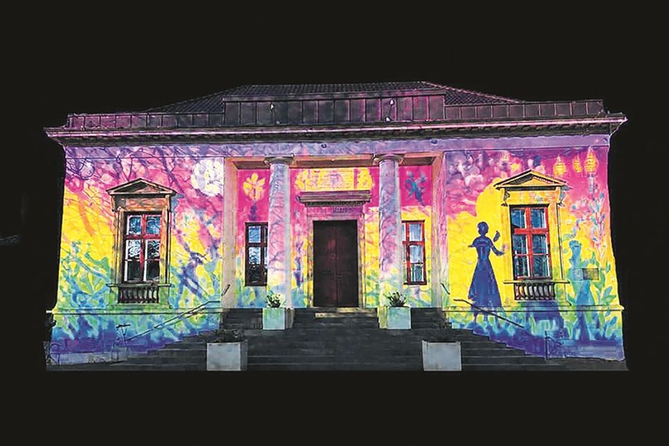 Ab 22 Uhr wird die Fassade des Neustädter Rathauses bei einem spektakulären Video-Mapping zur Projektionsfläche für Licht, Farben und bewegte Bilder.
