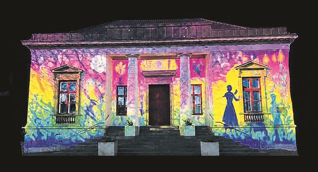 Ab 22 Uhr wird die Fassade des Neustädter Rathauses bei einem spektakulären Video-Mapping zur Projektionsfläche für Licht, Farben und bewegte Bilder.