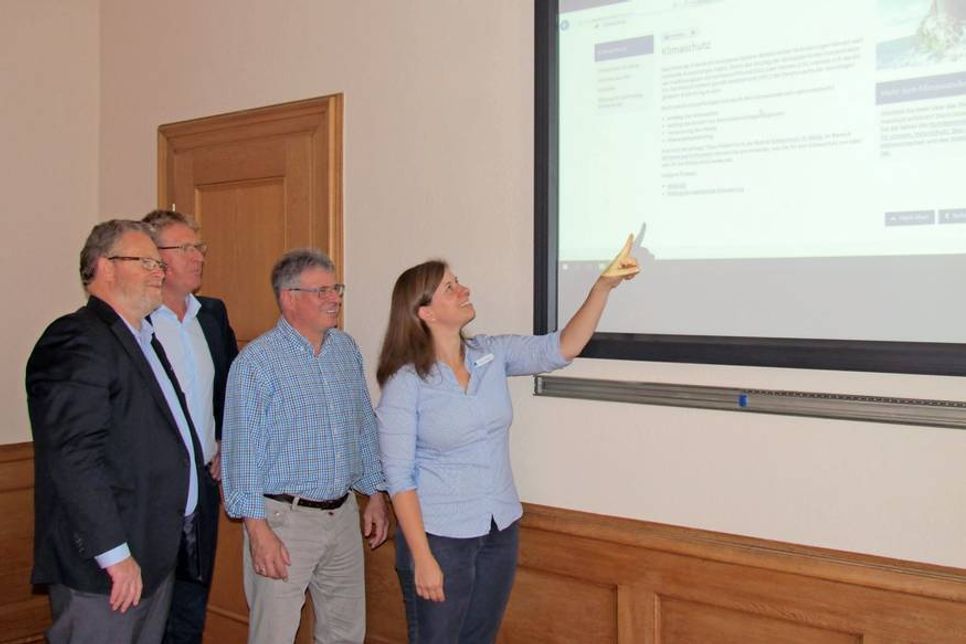 Manfred Obieray, Obermeister der Innung Sanitär-, Heizungs- und Klima- und Klempnertechnik Ostholstein, Nils Hollerbach, Fachbereichsleiter Planung, Bau und Umwelt, Horst Weppler, Fachdienstleiter Regionale Planung, Anja Schäffler, Klimaschutzmanagerin des Kreises Ostholstein (v. lks.).