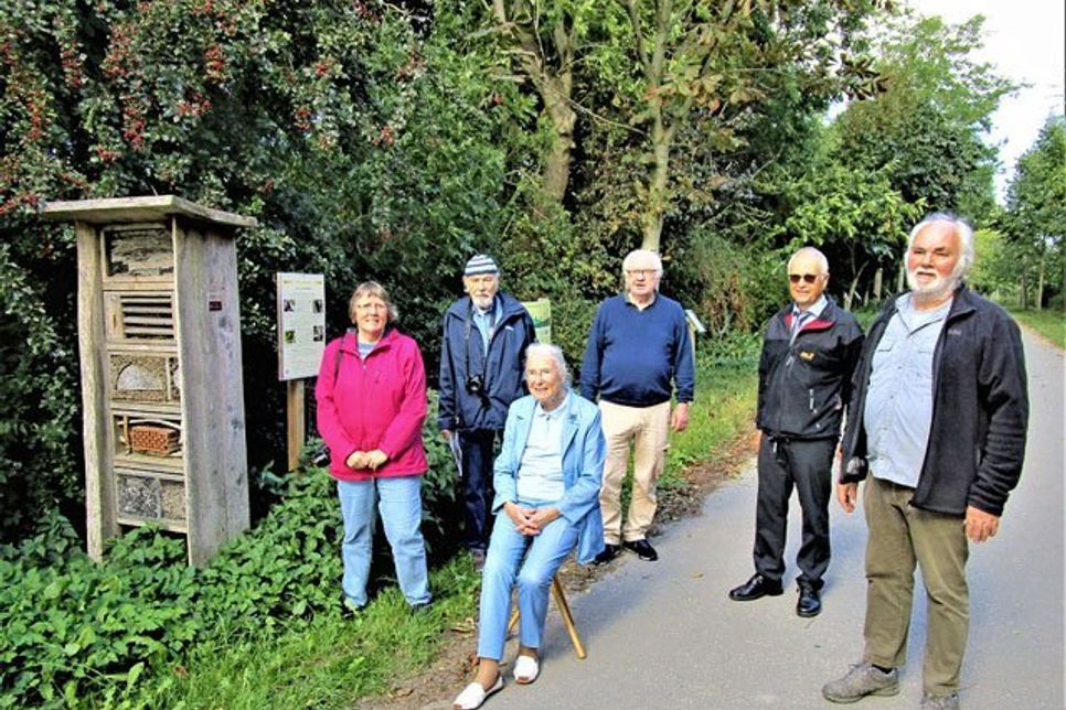 Freuen sich über sieben neue Bäume: Heike Mews, Berend Wellmann, Dr. Charlotte Heimann, Bgm. Ferdinand Mülder-von Guerard, Horst Tuchtenhagen und Thomas Harder (v.l.)