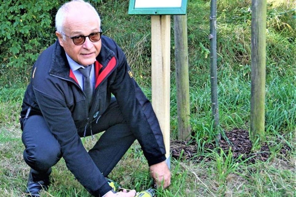 Horst Tuchtenhagen befestigt die letzte Hinweistafel.