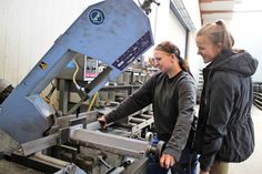 Karlotta Hartz durfte der Metallbauerin Daniela Michalski einen Tag lang über die Schulter schauen. „Ein Beruf, den ich mir später durchaus vorstellen kann“, sagte die Gymnasiastin.
