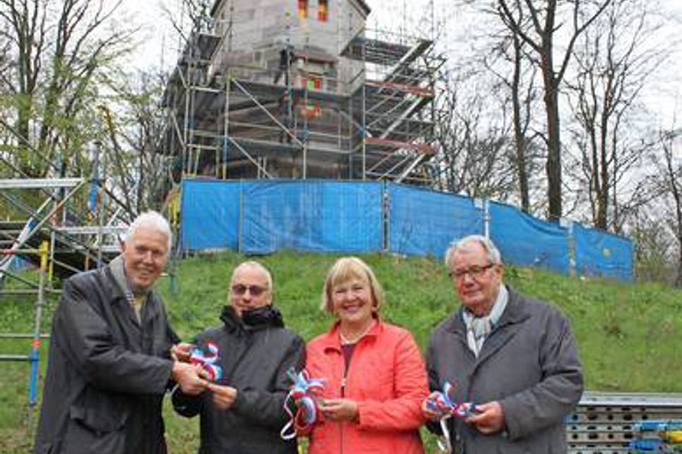 Symbolträchtiges Geschenk. Hauke Ewers übergab alte Klammern aus dem Turm an Dr. Martin Lüdiger, Bettina Hagedorn und Hans-Alfred Plötner (v. lks.).