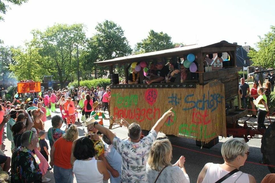 „Schlager ist geil“ - jeder Festwagen hatte sein eigenes Motto.