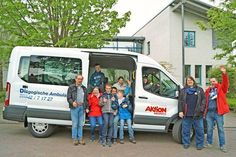 Coretta Wichmann (2.v.re.), ihre ehrenamtlichen Helfer und “Schützlinge” freuen sich sehr über das neue Transportmittel.