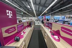 Auf der Fläche der Telekom bei Expert finden die Kunden eine große Auswahl der Produktvielfalt.
