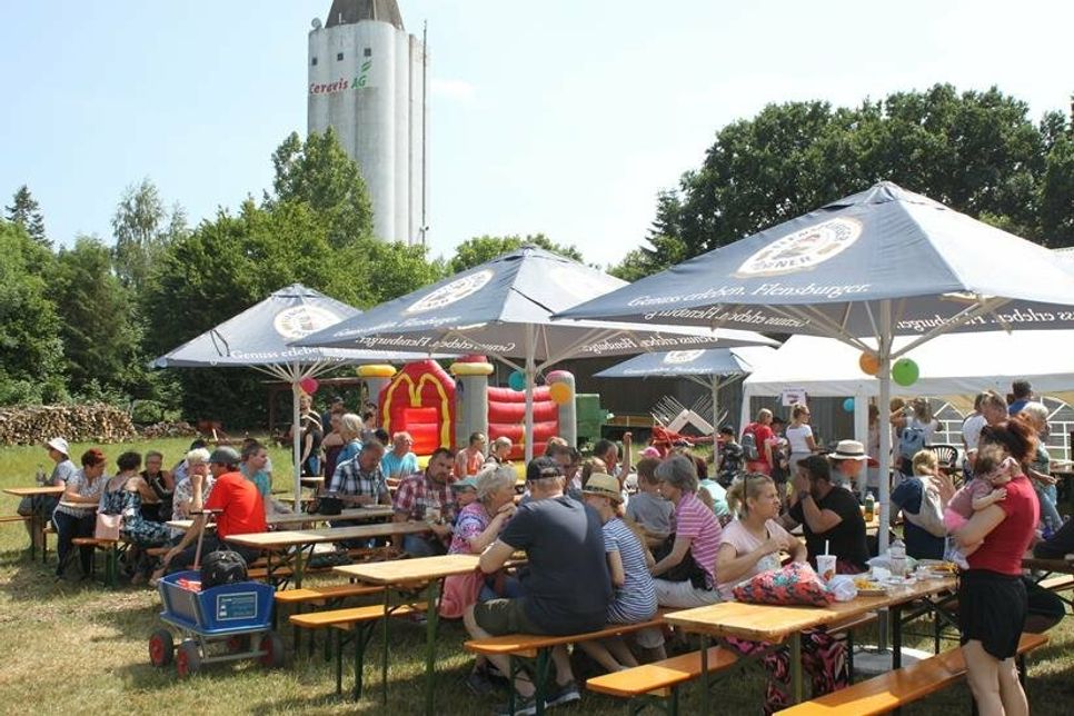 Während die Kinder bei hochsommerlichen Temperaturen ihren Spaß hatten, gönnten sich die Erwachsenen eine kleine, schattige Auszeit.