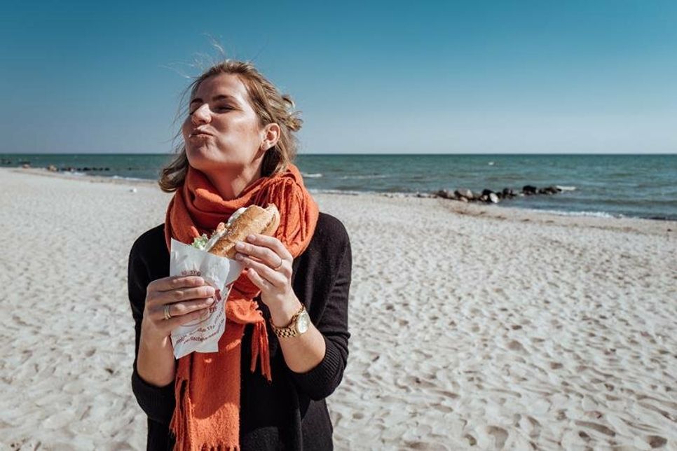 Auf der Homepage www.groemitz.de/fischbroetchen finden Feinschmecker eine Karte, wo alle Fischbrötchenbetriebe in Grömitz aufgelistet sind.