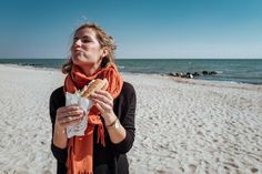 Auf der Homepage www.groemitz.de/fischbroetchen finden Feinschmecker eine Karte, wo alle Fischbrötchenbetriebe in Grömitz aufgelistet sind.