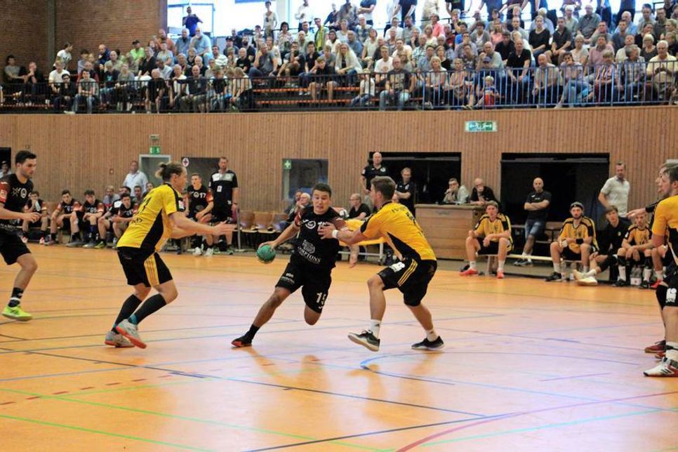 Kraftvoll setzt sich Alexander Mendle durch. Mit gleichem Einsatz hoff die HSG am Samstag auf zwei weitere Punkte.