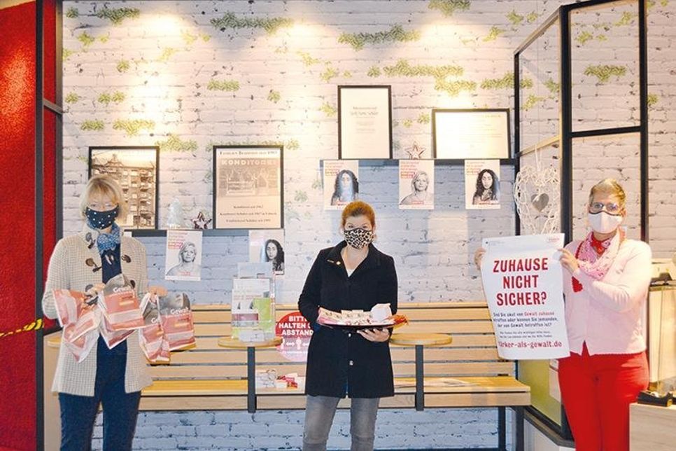 Weisen rund um den „Internationalen Tag gegen häusliche Gewalt“ am 25. November auf Beratungs- und Hilfsangebote hin: Gudrun Dietrich (v.l.), Gleichstellungsbeauftragte Gemeinde Stockelsdorf, Julia Samtleben, Bürgermeisterin der Gemeinde Stockelsdorf, und Bettina Schüler, Feinkost Bäckerei Schüler.