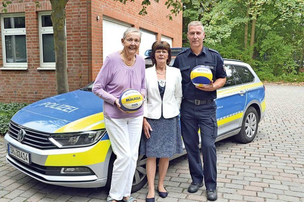 Vorfreude auf das 18. Beach-Volleyball-Turnier am Niendorfer Freistrand: Heidemarie Vesper (li.), langjährige Vorsitzende der Lübeck-Hilfe für krebskranke Kinder, und ihre Nachfolgerin Heidemarie Menorca (seit 16. Mai neue Vorsitzende) mit Polizeihauptmeister Nicky Päsch. (Foto: René Kleinschmidt)