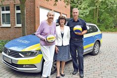 Vorfreude auf das 18. Beach-Volleyball-Turnier am Niendorfer Freistrand: Heidemarie Vesper (li.), langjährige Vorsitzende der Lübeck-Hilfe für krebskranke Kinder, und ihre Nachfolgerin Heidemarie Menorca (seit 16. Mai neue Vorsitzende) mit Polizeihauptmeister Nicky Päsch. (Foto: René Kleinschmidt)