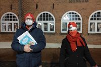 Dezember: In Schleswig-Holstein klettert der Inzidenzwert über die kritische Marke von 50. Am 16. Dezember startet der zweite harte Lockdown. +++ Das Neustadt-Treffen und die 777-Jahr-Feier der Stadt Neustadt 2021 werden abgesagt. +++ Der Riesenadventskalender am Kremper Tor in Neustadt geht online und bringt vorweihnachtlichen Glanz in jedes Haus.