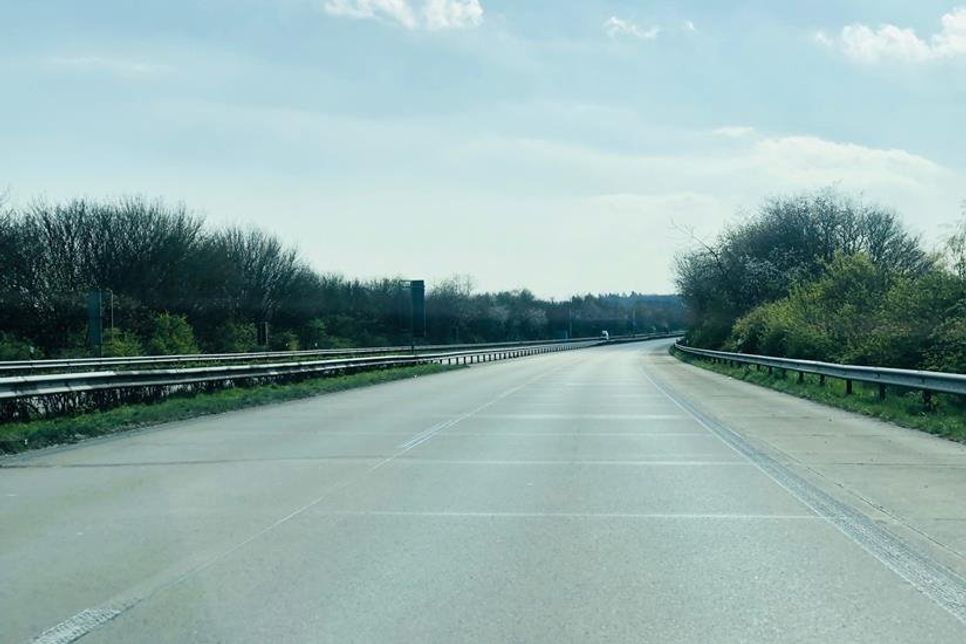 April: Leere Autobahnen, Strände und Promenaden bieten zu Ostern ein ungewöhnliches und gespenstisches Bild. Am 20. April darf der Einzelhandel unter Auflagen wieder öffnen und die Strandkörbe kehren mit Verspätung an den Strand zurück. +++ Ab dem 29. April muss jeder im Land beim Einkaufen oder in Bus und Bahn Maske tragen.