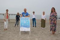 August: Die Sommerferien sind vorbei. Der sogenannte Corona-Regelbetrieb an den Schulen startet und drei Wochen später wird auch dort die Maskenpflicht eingeführt. +++ Wie viele andere Orte kämpft auch das Ostseeferienland  mit Umweltplakaten für einen sauberen Strand.