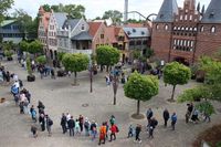Juni: Anstehen für ein bisschen Normalität: Der Hansa-Park öffnet. +++ Zahlreiche Gäste kommen an die Ostsee. Scharbeutz und Haffkrug machen aufgrund des enormen Besucheransturms zu Pfingsten dicht.