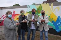 Oktober: Das von Heike Rhein initiierte Graffitiprojekt „Neustadt ist bunt“ mit Schüler*innen der Schule am Rosengarten und dem Künstler Honsar ist fertiggestellt und setzt ein buntes Zeichen für den Frieden. +++ In Lensahn findet die Neueröffnung des neuen Sozialkaufhauses statt. +++ Das erste Hochwasser des Herbstes an der Neustädter Bucht verläuft glimpflich.
