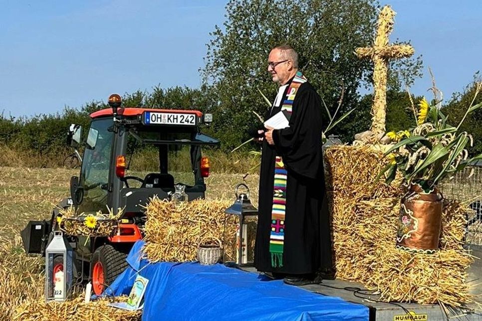 Pastor Anas Hamami gestaltet den Gottesdienst.