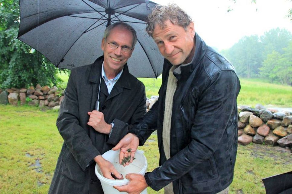 Pastor Dr. Arnd Heling und Florian Bibelriether (v. lks.) mit den kleinen Amphibien.