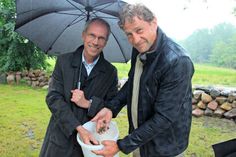 Pastor Dr. Arnd Heling und Florian Bibelriether (v. lks.) mit den kleinen Amphibien.