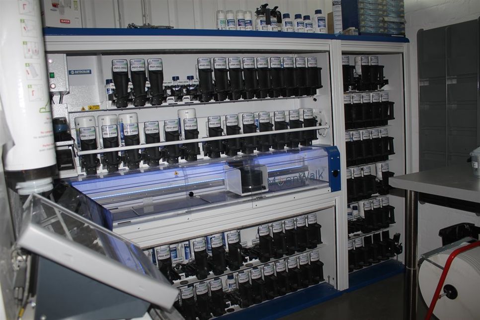 Der Vorteil des neuen Farbmischsystems ist unter anderem die Verringerung des Materialverbrauchs durch die Automatisierung der Mischprozesse. Die besondere Präzision sichert dabei eine konstante Qualität. Es kann aus 35.000 verschiedenen Farbtönen ausgewählt werden. Auch gut für den Umweltschutz: verwendete Plastikbecher werden gereinigt und wiederverwertet.