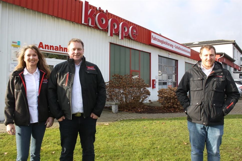Sonja und Marc Köppe mit Kfz-Technikermeister und stellvertretendem Betriebsleiter Christoph Wrage (v. lks.).