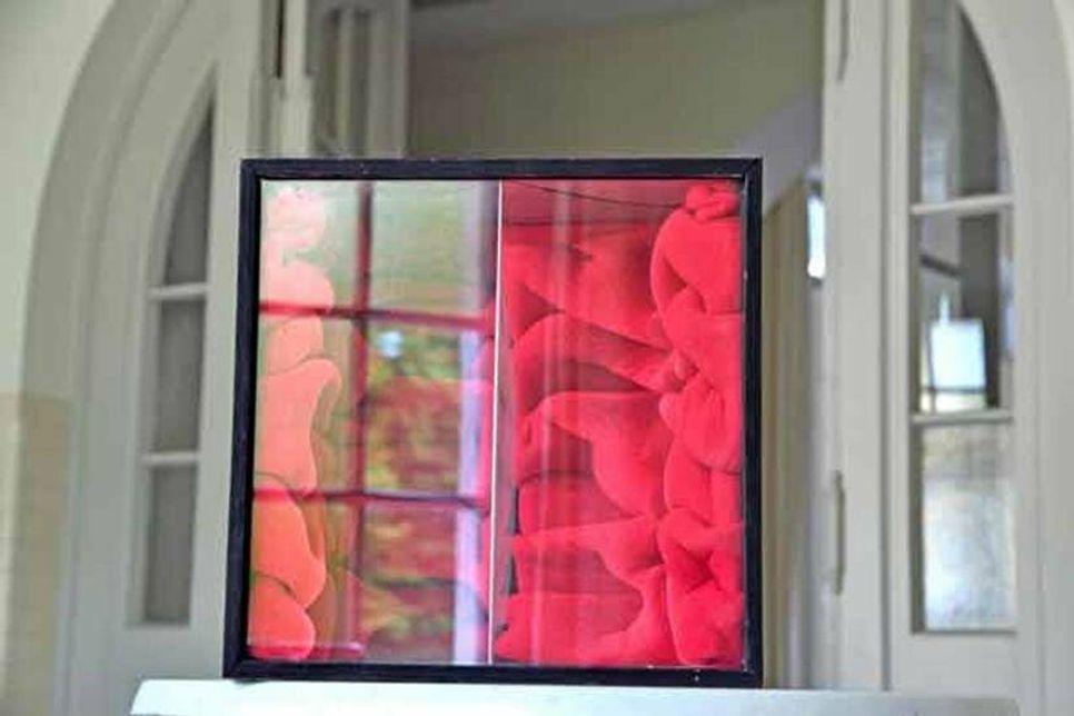 Bewegte Bilder je nach Blickwinkel: Der Künstler Ferdinand Spindel stopfte dafür 1970 eine rosarote Schaumstoffmatte zusammen mit Spiegelflächen in einen Kasten.