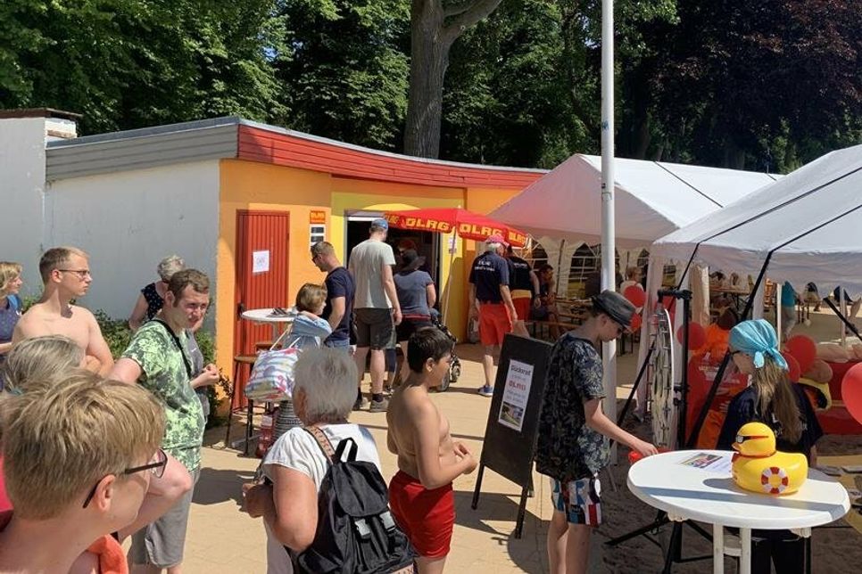 Ein Glücksrad zu Beginn, bevor man die Spiel- und Bastelstationen abgehen konnte.