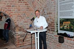 Bernd Picker, der Vorsitzende vom Förderkreis Kloster Cismar e.V. bei der Eröffnung im Brunnenkeller.