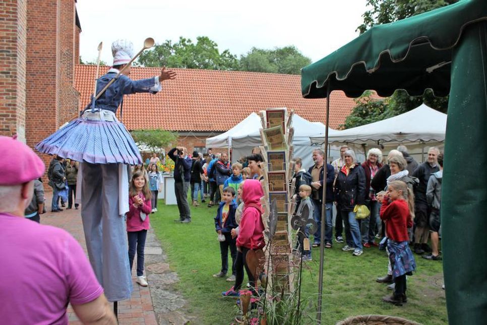 Der Klosterinnenhof bot mit einem „Walking Act“ auf Stelzen vor allem den jüngeren Besuchern jede Menge Spaß.