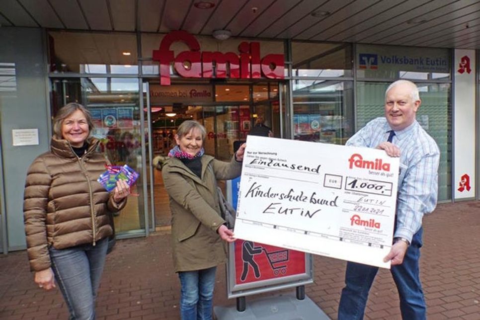 famila-Warenhausleiter Heinrich Evers freute sich sehr, Heidi Feilke aus dem Vorstand des Kinderschutzbundes und Familienhelferin Christiane Jaag famila-Gutscheine im Wert von 1.000 Euro übergeben zu dürfen – dank der famila-KundInnen, die in der Vorweihnachtszeit diese Riesensumme in Gutscheinform gespendet haben.