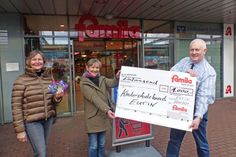 famila-Warenhausleiter Heinrich Evers freute sich sehr, Heidi Feilke aus dem Vorstand des Kinderschutzbundes und Familienhelferin Christiane Jaag famila-Gutscheine im Wert von 1.000 Euro übergeben zu dürfen – dank der famila-KundInnen, die in der Vorweihnachtszeit diese Riesensumme in Gutscheinform gespendet haben.