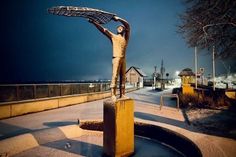 Yannick Döring gelang diese tolle Aufnahme vom Haffkruger Fischerdenkmal bei einem nächtlichen Spaziergang durch Haffkrug.