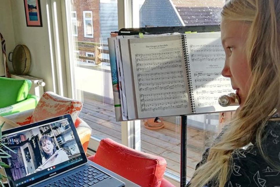Flötenunterricht in der Küche Küche: Für Lilli Iske ist das derzeit musikalischer Alltag.
