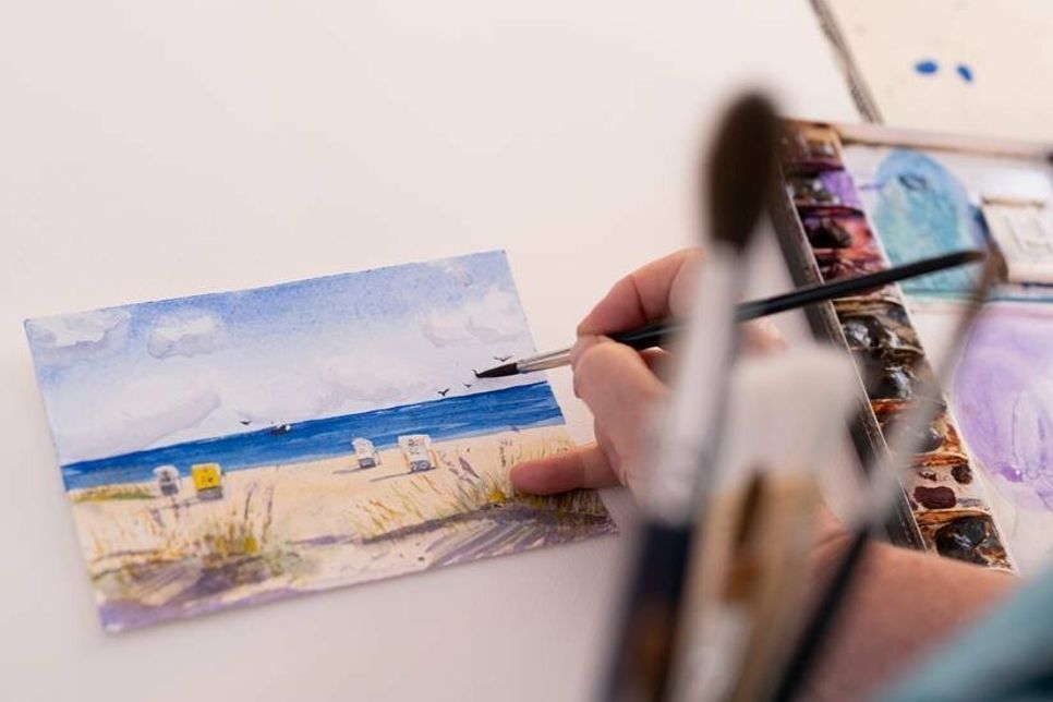Urlaubserinnerungen auf Postkarten gestalten mit Susanne Cromwell. (Foto: Kulturbüro Lübecker Bucht).