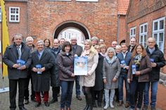 Eine Vielzahl von Sponsoren und Helfern unterstützt den Riesen-Adventskalender.